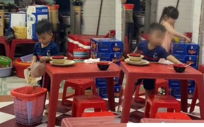 Bé trai hơn 2 tuổi thoăn thoắt giúp bố mẹ dọn quán cực chuyên nghiệp gây sốt mạng xã hội