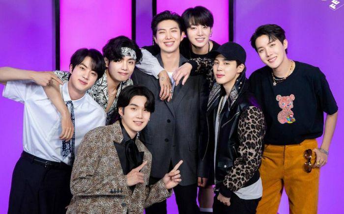 Nước đi không ngờ tới: Ông Lee Soo Man bán toàn bộ cổ phần ở SM cho công ty quản lý BTS