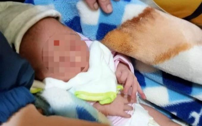 Bé gái sơ sinh bị bỏ rơi bên vệ đường kèm mẩu giấy ghi nội dung 'lạ'