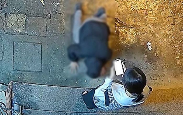 Chàng trai bất ngờ quỳ thụp xuống chân bạn gái vái lạy, dân mạng ngán ngẩm chỉ trích cả đôi bên