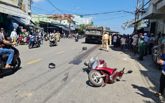 Phút trước còn chở con trai trên xe, phút sau người mẹ đã mất con mãi mãi vì tai nạn bất ngờ