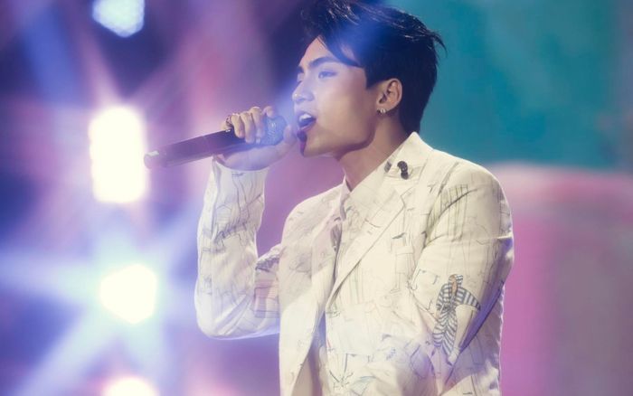 Sau khoảng thời gian chạy show trong nước, MONO đã chính thức 'xuất ngoại'