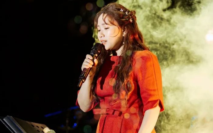 Thùy Chi nhận cái kết 'hú hồn' khi bất thình lình đưa micro cho khán giả hát