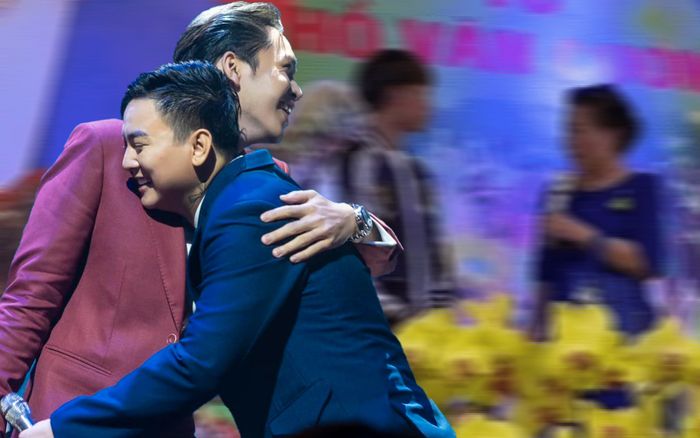 Xôn xao người thân của Hoài Lâm và Bạch Công Khanh lên sân khấu nói chuyện với Hồ Văn Cường?