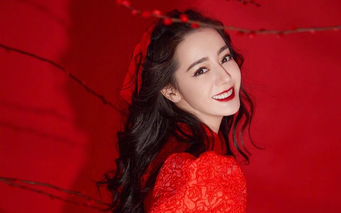 Sau tin đồn mang bầu, Địch Lệ Nhiệt Ba bất ngờ bị tố bắt nạt bạn diễn