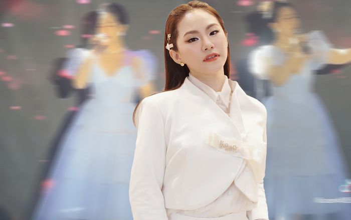 Lương Bích Hữu xuất hiện chạy show ca hát, vòng eo chất lượng 'đập tan' nghi vấn mang thai