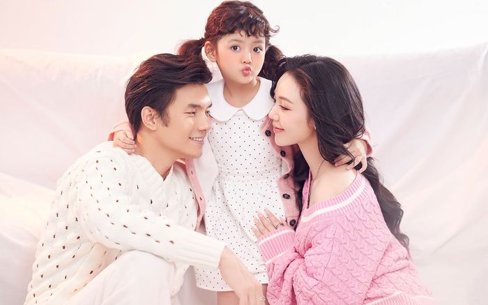 Ảnh gia đình Quỳnh Kool – Nhan Phúc Vinh ở Đừng Làm Mẹ Cáu, không có đám cưới thì phí quá