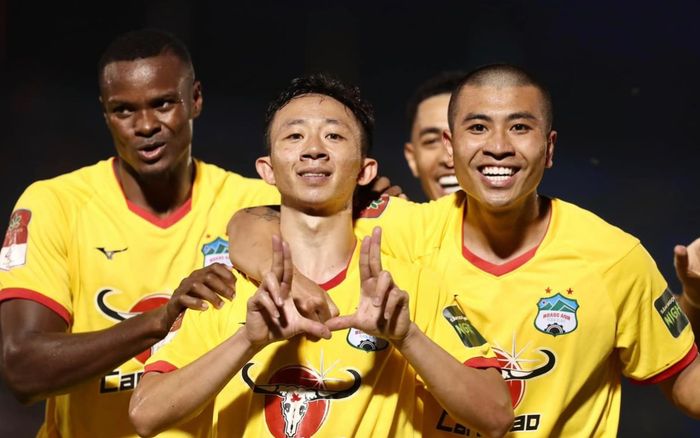 Châu Ngọc Quang toả sáng, HAGL hoà Nam Định đầy kịch tính