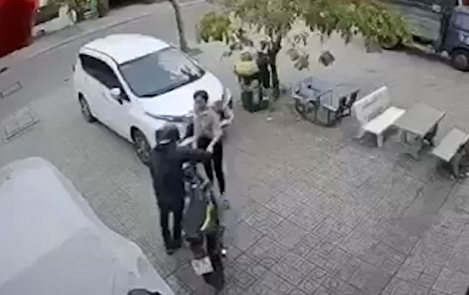 Gã trộm xảo trá 'đụng độ' ngay cô chủ nhà ngây thơ và cái kết