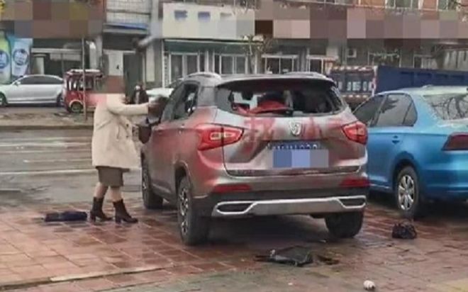 Nghi chồng ngoại tình, vợ đập nát ôtô, sơn hẳn dòng chữ 'tìm tiểu tam' để dằn mặt