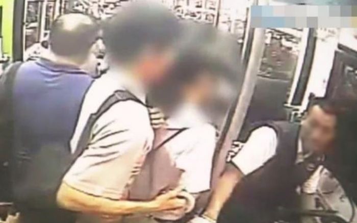 Quấy rối 1 phụ nữ trên xe buýt, 'yêu râu xanh' bị 3 học sinh hợp sức tóm gọn