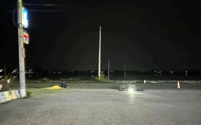 Quỳ thụp bên thi thể người đàn ông sau vụ tai nạn, tiếng gào khóc của người phụ nữ khiến ai cũng xót xa