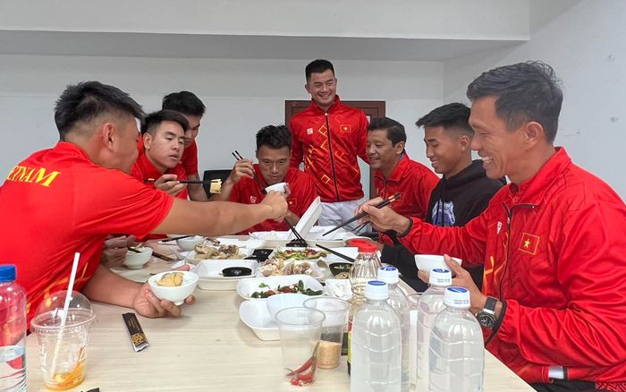 'VĐV triệu đô' Lý Hoàng Nam bỏ SEA Games 32 và nỗi buồn bữa cơm hộp