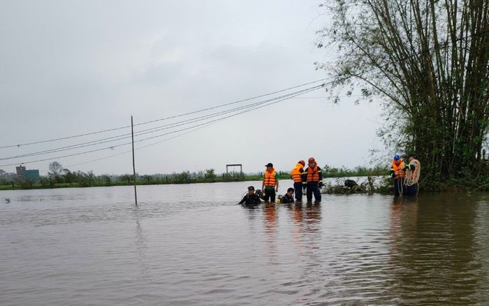 Cùng về quê ăn giỗ, vợ mất chồng trong tích tắc vì tai nạn ập đến bất ngờ