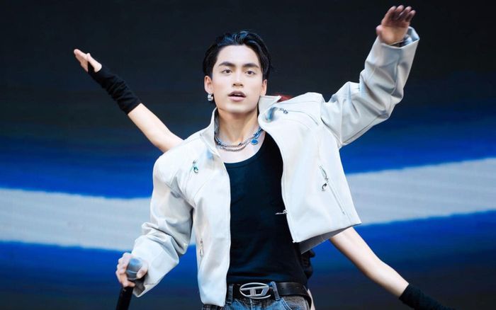 Buồn của MONO: Biểu diễn hăng say nhưng fan lại chỉ quan tâm đến một chàng trai khác