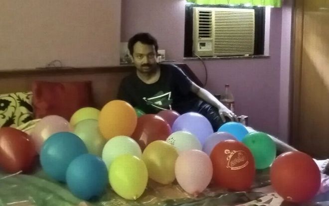 Người đàn ông đem lòng yêu những quả bóng bay, ngủ chung giường, không thể sống thiếu 'người tình'