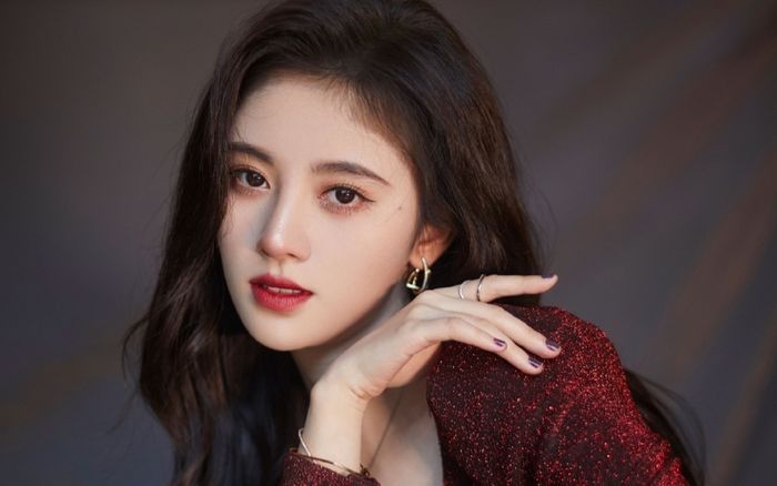 Cúc Tịnh Y để lộ tính cách cực dễ thương qua loạt ảnh đi chơi với trợ lý