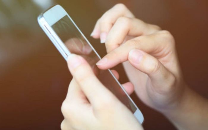 Dùng điện thoại rồi làm điều tưởng như vô hại, bé 15 tuổi nhập viện khẩn sau đó