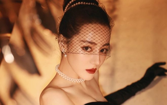 Sau tin đồn sinh con, Địch Lệ Nhiệt Ba bất ngờ bị 'đào' lại ảnh quá khứ, nhan sắc khiến fan ngỡ ngàng