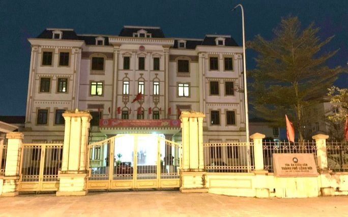 Vừa đẩy cửa, người nhân viên kinh hãi với cảnh tượng trong phòng làm việc Phó Chánh án