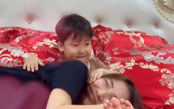 Netizen tan chảy trước khoảnh khắc bé Bo vỗ về, 'dỗ ngọt' Hoà Minzy