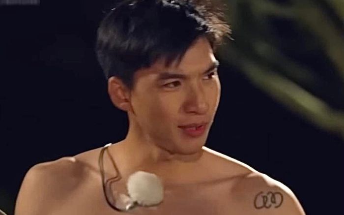 Netizen tranh cãi trước màn lột đồ của HIEUTHUHAI trên sóng truyền hình, phản ứng ê-kíp sản xuất ra sao?