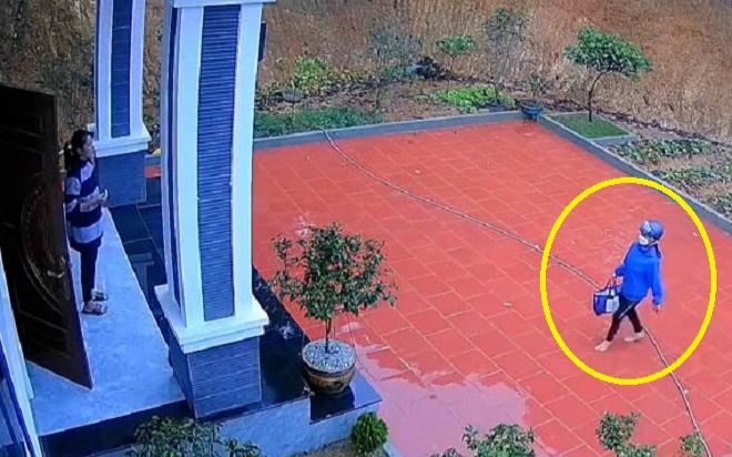 Mẹ đội mưa gió mang cháo sang thăm, con gái 'ứa nước mắt' khi nhìn xuống đôi chân của đấng sinh thành