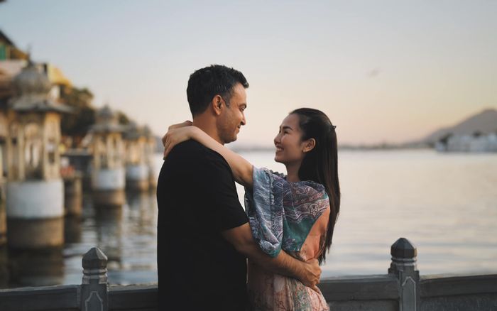 Võ Hạ Trâm 'tình bể bình' cạnh ông xã, lộ chi tiết chuẩn nàng dâu Ấn khiến netizen trầm trồ