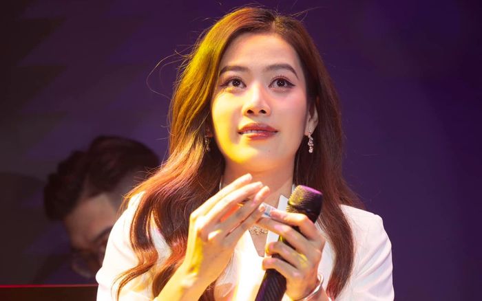 Nam Em khiến ai cũng xuýt xoa trước hành động tinh tế dành cho khán giả trong đêm nhạc