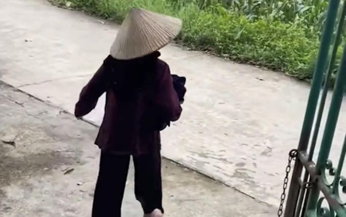 Cụ bà 90 tuổi hay dỗi chồng còn ôm đồ về nhà mẹ khiến CĐM thích thú: Đúng là đời người có 2 lần trẻ con!
