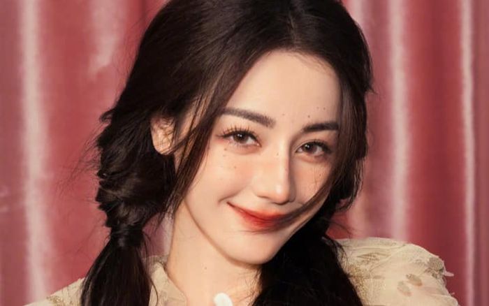 Tung loạt ảnh sang chảnh nhưng Địch Lệ Nhiệt Ba vẫn che vòng 2 đầy bất thường