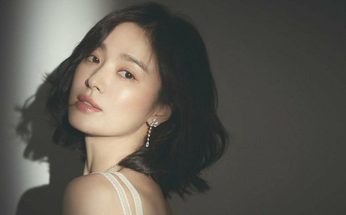 Quá tủi thân khi Song Joong Ki kết hôn, Song Hye Kyo quyết định hẹn hò trai lạ ở trời Tây để dằn mặt?