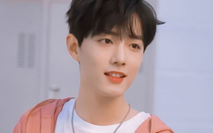 Tiêu Chiến gặp rắc rối vì bị fan cuồng tấn công, lộ vẻ mặt bất lực khiến netizen xót xa