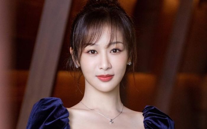 Mỗi lần xuất hiện là một dung mạo khác, netizen cầu xin Dương Tử đừng nghiện thẩm mỹ nữa