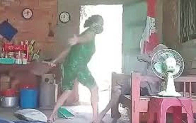 Xử phạt hành chính người đàn ông dùng giường xếp đánh cha già 103 tuổi