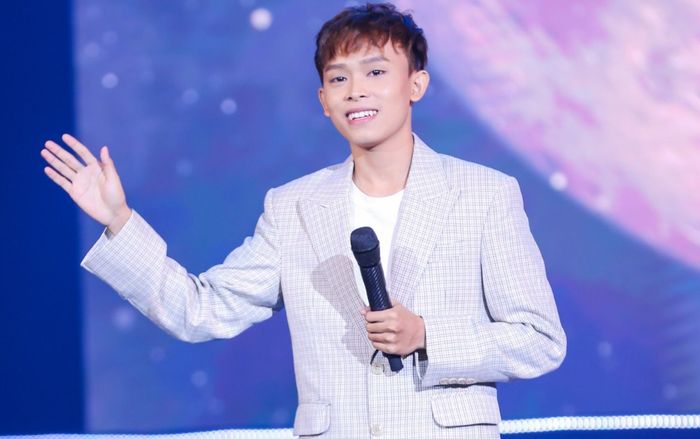 Hồ Văn Cường tiếp tục gây xôn xao khi được tặng cả xấp tiền nhân dịp đặc biệt