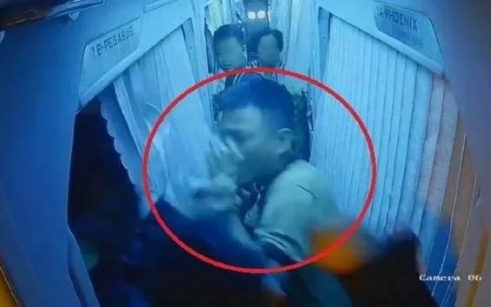 Vụ cô gái đòi vệ sinh trên cao tốc: Tài xế chưa được lời xin lỗi, đối tượng hành hung xin nhà xe bãi nại