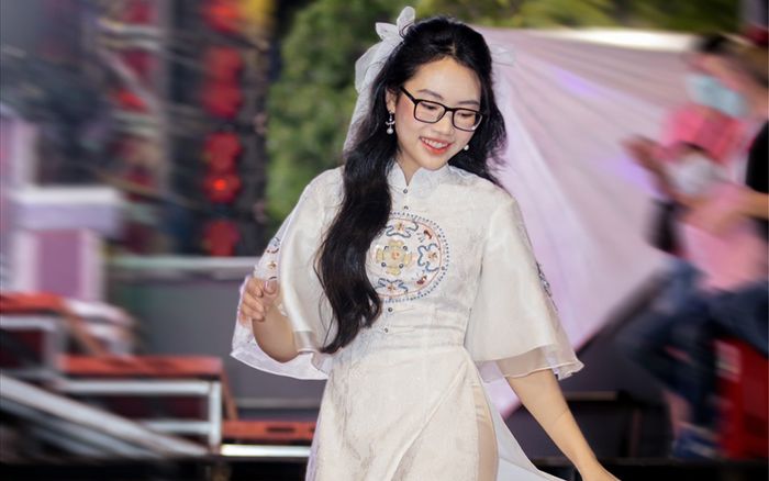 Đang bắt trend TikTok thì bất ngờ bị người lạ xin 'ké', phản ứng của Phương Mỹ Chi thế nào?