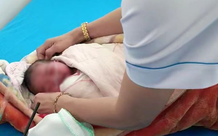 Nghe tiếng khóc trước cửa nhà, người đàn ông ra mở cửa thì bất ngờ với hình ảnh trước mắt