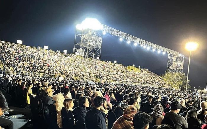 Biển người chật kín tại live-concert của Hà Anh Tuấn