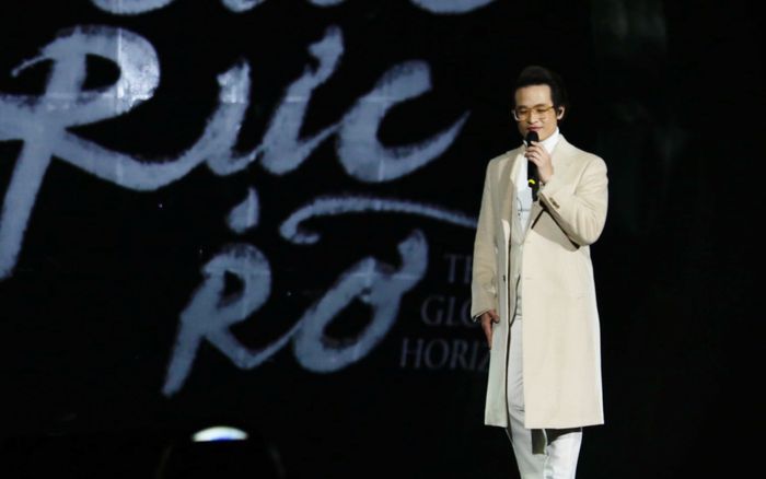 Vượt hàng nghìn cây số, bỏ tiền triệu để mua vé VIP, khán giả nói gì sau live-concert của Hà Anh Tuấn?