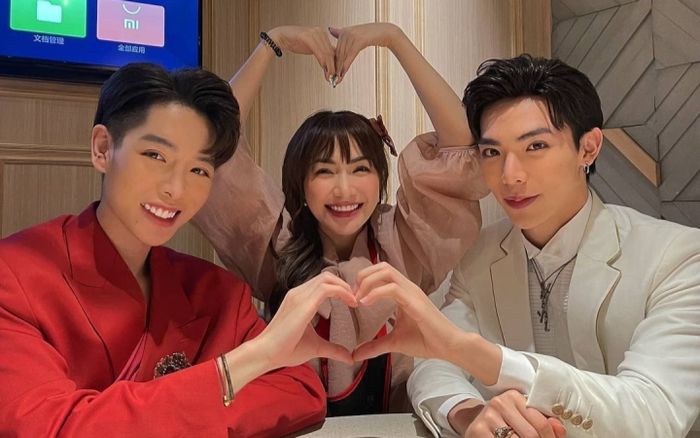 Gia đình Hoa dâm bụt hội ngộ lúc nửa đêm, chỉ vài giây nhưng khiến dân mạng rần rần!