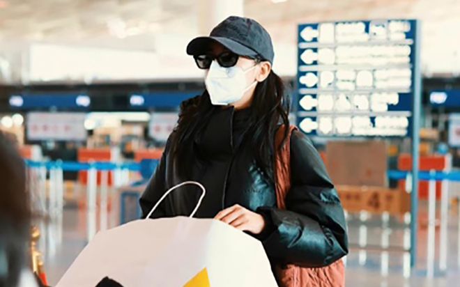 Giữa tin đồn mang thai, Địch Lệ Nhiệt Ba lộ thân hình gầy gò báo động