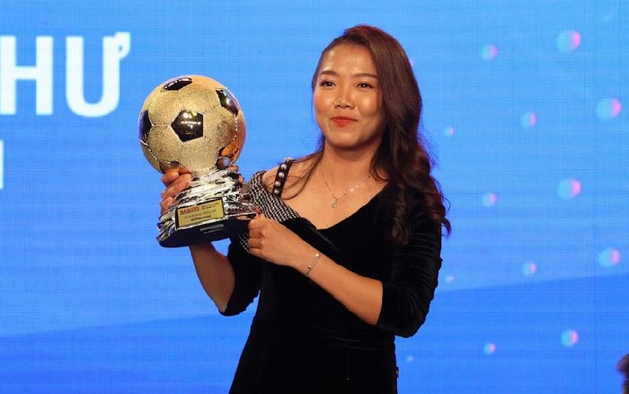 Huỳnh Như giành QBV, lập siêu kỷ lục đến đồng nghiệp cũng chào thua!