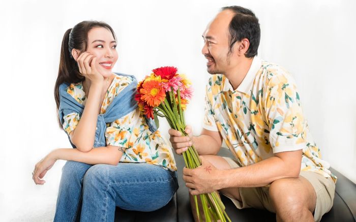 Gia đình diễn viên Thu Trang - Tiến Luật cùng loạt hot face rực rỡ sắc hoa trong những khoảnh khắc đầu năm cùng GAP