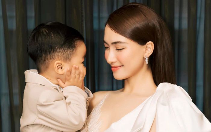 Mới hơn 3 tuổi, con trai Hòa Minzy gây bất ngờ khi kêu gọi khán giả ủng hộ ca khúc mới của mẹ