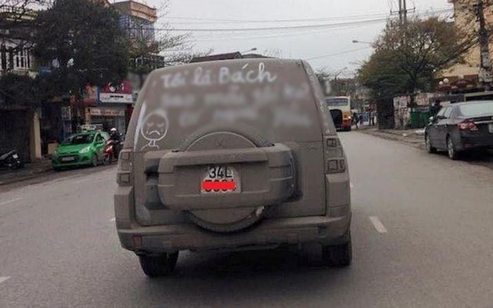 Thanh niên viết dòng than thở tình trạng 'ế thâm niên' lên ô tô, dân mạng vừa nhìn lập tức tìm ra lý do