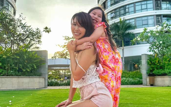 Siêu mẫu Hà Anh giật mình ứa nước mắt trước câu hỏi của con gái