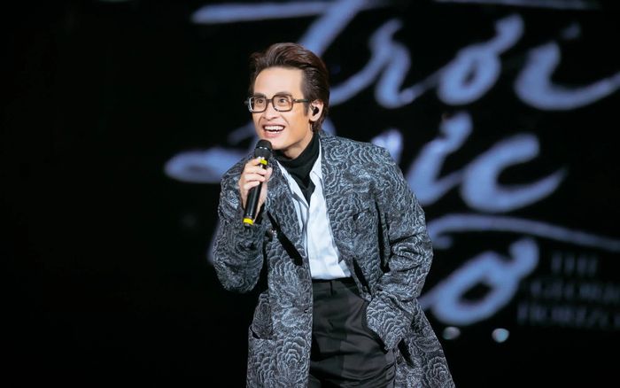 Hà Anh Tuấn có hành động ghi điểm khi thấy khán giả đứng đợi mình sau khi kết thúc show diễn