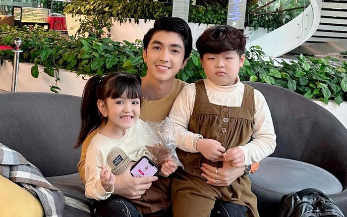 Mẹ nữ nhí 'Đừng làm mẹ cáu' tiết lộ tính cách của con gái đằng sau ống kính